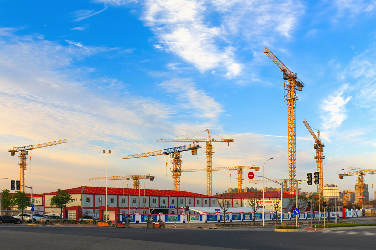 塔吊林立 現(xiàn)代都市建設的交響曲